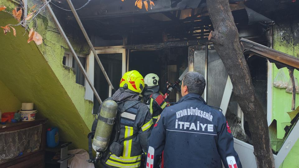 ELEKTRİKLİ BATTANİYE EVİ KÜLE ÇEVİRDİ, YAŞLI ADAM SON ANDA KURTULDU