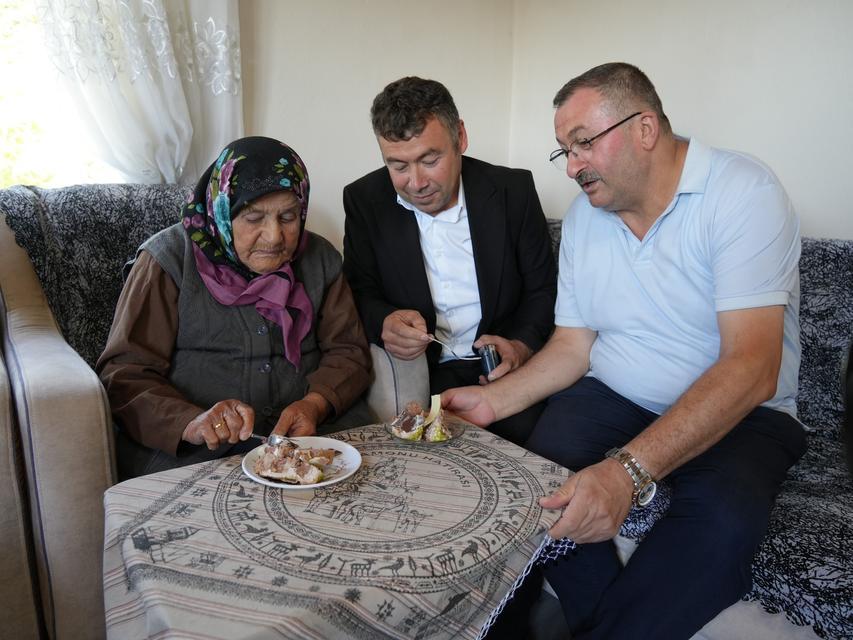 100 YAŞINA GİREN ATİYE NİNEYE, DAVULLU ZURNALI DOĞUMGÜNÜ KUTLAMASI
