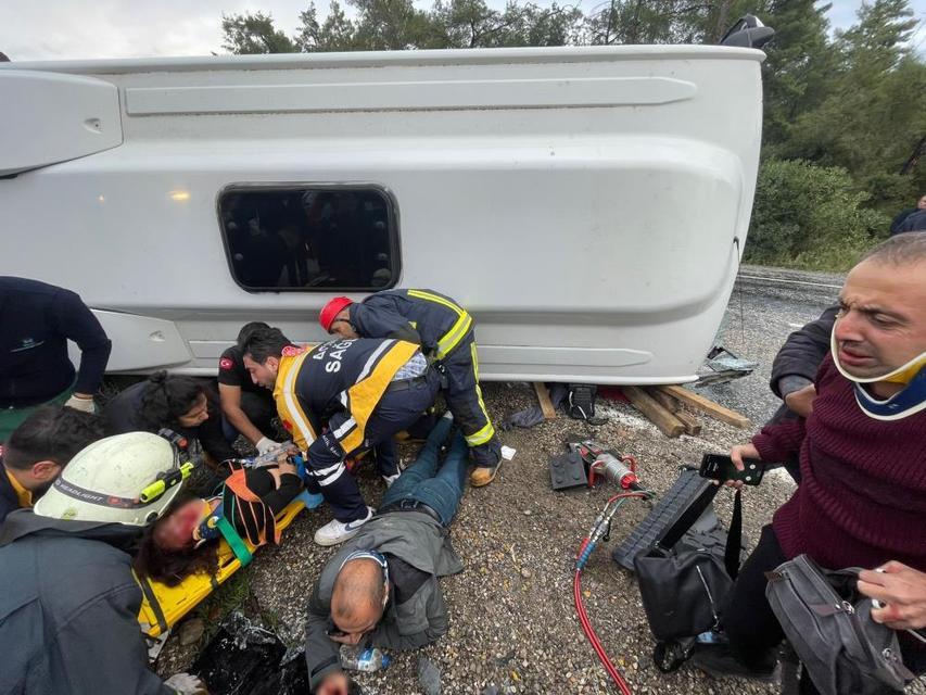 Kontrolden çıkan midibüs devrildi: 1'i ağır, 6 kişi yaralandı
