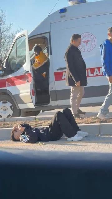 Motosiklet kaldırıma çarparak savruldu: 2 yaralı