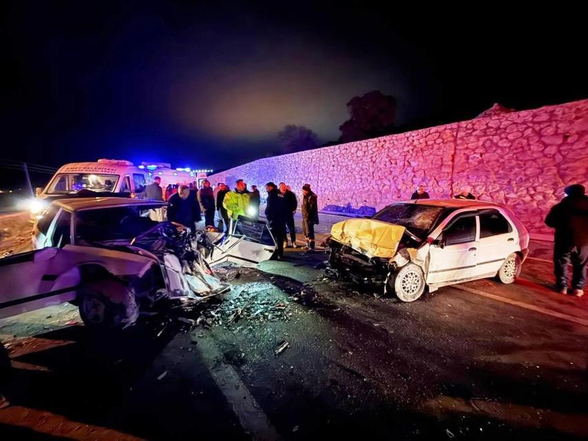 Kafa kafaya çarpışan otomobillerde can pazarı: Biri bebek 4 yaralı
