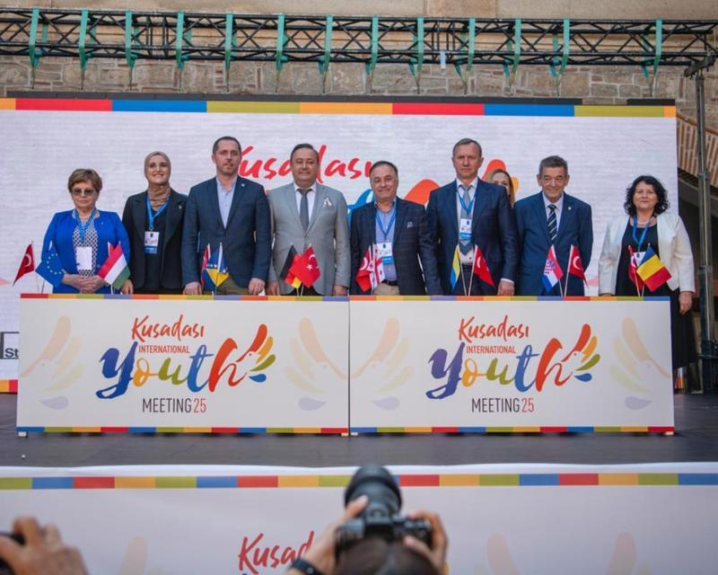 Kuşadası'ndan dünyaya barış, kardeşlik ve dostluk mesajları yollandı
