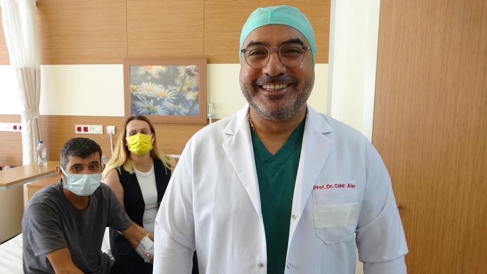 EŞİNİN BÖBREĞİ İLE HAYATA TUTUNDU AĞRI KESİCİLER BÖBREĞİNİ İFLAS ETTİRDİ, EŞİNİN BÖBREĞİ İLE HAYATA TUTUNDU CANLIDAN CANLIYA NAKİLLE 18 YILLIK EŞİNE BÖBREĞİNİ VERDİ KONTROLSÜZ AĞRI KESİCİLER BÖBREĞİNDEN EDİYORDU