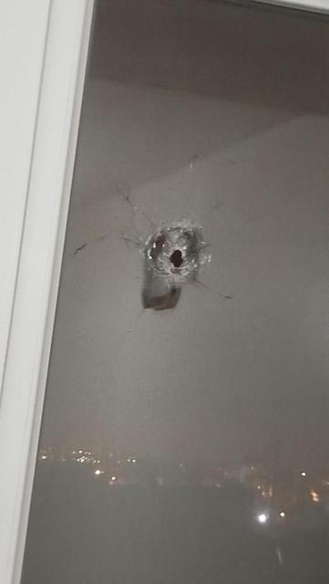 Alkollü maganda paniği: Evin camına kurşun isabet etti