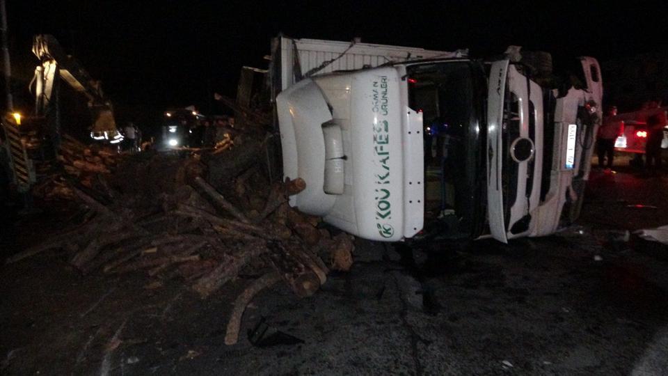Odun yüklü kamyon devrildi, trafik 3 saat durdu
