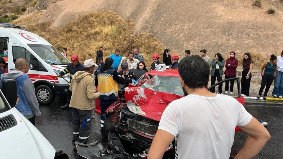 Minibüs ile otomobil kafa kafaya çarpıştı: 1'i ağır 6 yaralı