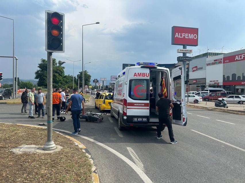 Aydın-Çine yolunda kaza: Ticari taksi ile motosiklet çarpıştı