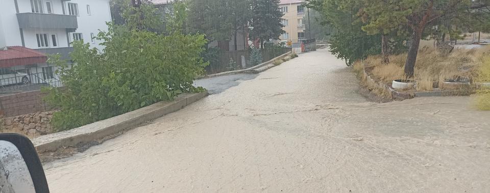 Sağanak yolları göle çevirdi, sürücüler zor anlar yaşadı