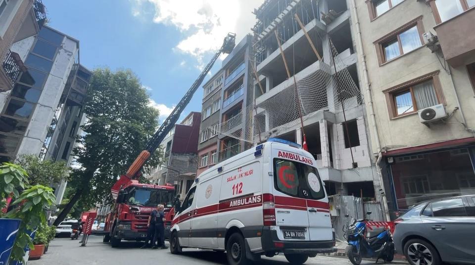 Çırılçıplak çatıya çıktı