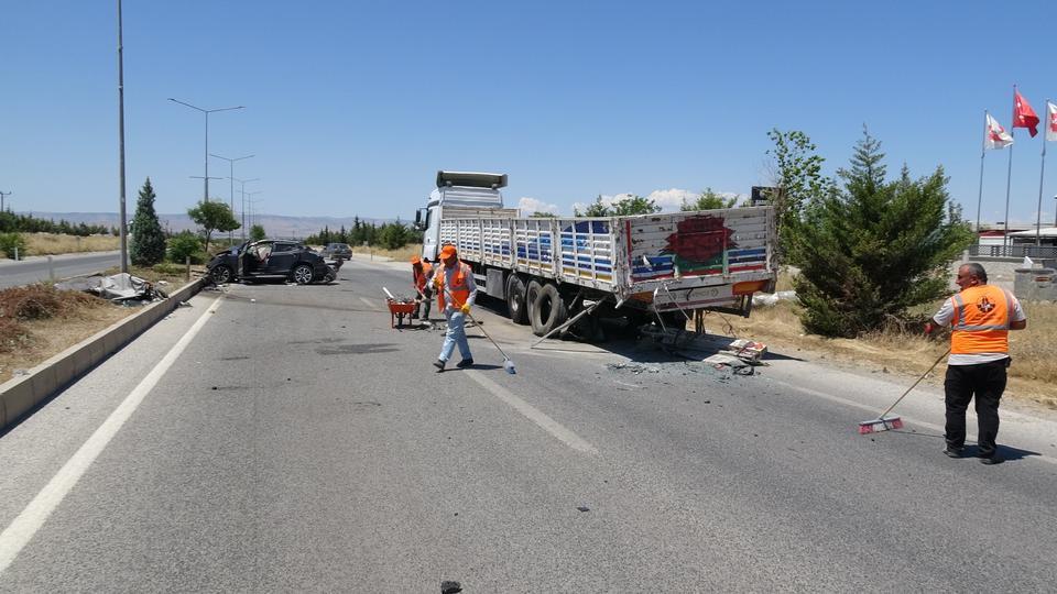 TIRA ARKADAN ÇARPAN OTOMOBİL HURDAYA DÖNDÜ: 1 YARALI