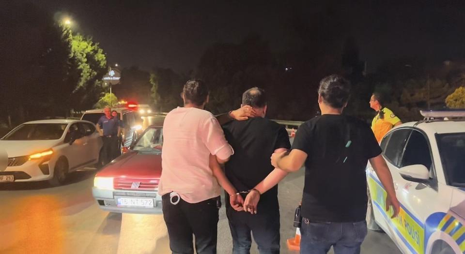 BURSA'DA ALKOLLÜ YAKALANIP OLAY ÇIKARAN KADIN TUTUKLANDI TERS YOLA GİRİP GAZETECİ VE POLİSLERE HAKARET EDEN KADIN TUTUKLANARAK CEZAEVİNE GÖNDERİLDİ