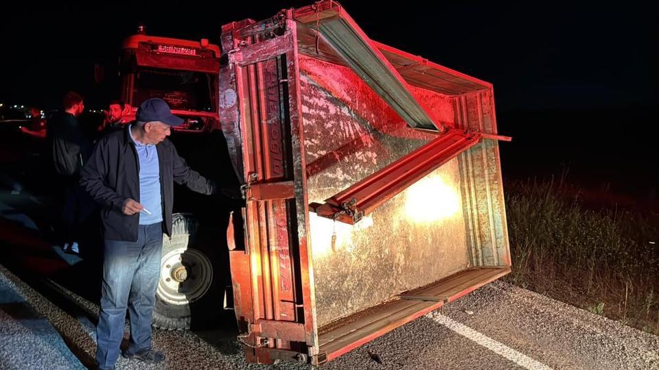 Traktöre çarpan Mercedes hurda yığınına döndü: 4 yaralı