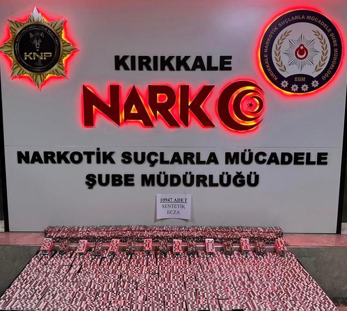 ŞÜPHELİ ARAÇTA BİNLERCE UYUŞTURUCU HAP ELE GEÇİRİLDİ: 2 TUTUKLAMA