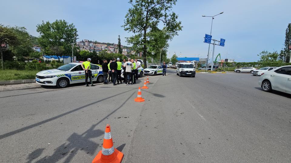 Yük treni polis aracına çarptı