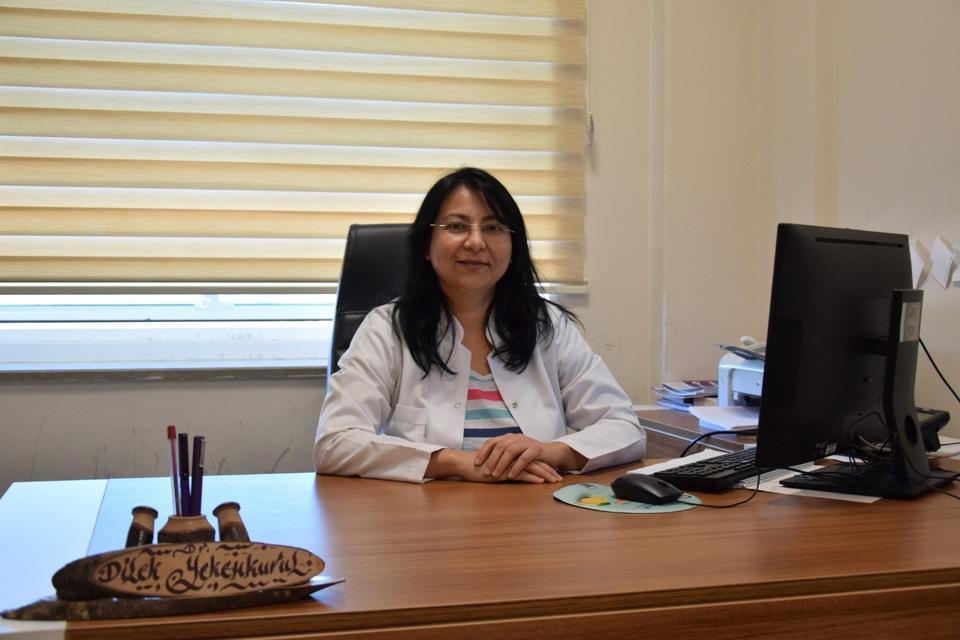 Dr. Dilek Yekenkurul, dünya genelinde uygulanan bağışıklama programları ile her yıl 2,5 milyon çocuk ölümünün önlendiğini söyledi.
Düzce Üniversitesi Tıp Fakültesi Dahili Tıp Bilimleri Bölümü Enfeksiyon Hastalıkları Anabilim Dalı Dr. Öğretim Üyesi Dilek Yekenkurul, aşının toplum ve insan sağlığı için önemini anlattı. Aşıyı; “İnsan vücuduna verildiğinde bağışıklık oluşturarak o mikroorganizmayı tanımasını ve ona karşı koruyucu yanıt oluşturmasını, sonrasında da o hastalığa karşı korunmasını sağlayan bir çeşit ilaçtır. Aşılar gücü azaltılmış ya da öldürülmüş mikroorganizmaların kendisinden veya sadece bir bölümünden hazırlanan bir maddedir” şeklinde tanımlayan Dr. Dilek Yekenkurul, aşının onlarca bulaşıcı hastalığı önlemeye katkı sağladığını vurguladı.
Güvenli ve etkili
Aşının, 20’den fazla bulaşıcı hastalığı önlemek için çevre sağlığı hizmetlerinden sonra, en güvenli ve etkili koruyucu sağlık hizmeti olduğunu vurgulayan Öğretim Üyesi Yekenkurul, “Çiçek hastalığı gibi bazı hastalıklar etkin ve yüksek oranda aşılama ile yok edilmiştir. Ülkemizde de 1930’da çiçek aşısı, 1937’de difteri ve boğmaca aşısı, 1952’de verem aşısı, 1963’te çocuk felci aşısı, 1968’de tetanoz aşısı ve 1970’te kızamık aşısı yapılmaya başlanmıştır. İlk yıllarda yüksek oranda yapılmamasına rağmen birçok insanın hayatı kurtulmuş, bazı salgınlar aşılar sayesinde durdurulmuştur. Ülkemizde şuan çocuklarımıza verem, difteri, boğmaca, tetanoz, çocuk felci, hepatit B, hepatit A, kızamık, kızamıkçık, kabakulak, suçiçeği, pnömokok ve hemophilus influenza tip B gibi menenjit ve zatürre aşıları olmak üzere toplam 13 hastalığa karşı aşı yapılmaktadır. Bunların dışında kuduz, zona, HPV, meningokok, influenza (grip), COVID-19, tifo, sarıhumma, japon ensefaliti (beyin enfeksiyonu) ve kolera gibi aşılar bazı risk gruplarına önerdiğimiz diğer aşılardır” dedi.
Her yıl 2,5 milyon çocuk ölümünü önlüyor
Dünya genelinde uygulanan bağışıklama programları ile her yıl 2,5 milyon çocuk ölümünün önlendiğinin bildirildiğini ifade eden Yekenkurul, “Aşıların genel özelliği koruyuculuğunun yüksek olmasıdır. Ancak şunu unutmamak gerekir; her aşının koruyuculuğu yüzde yüz değildir. Bu yüzden tüm toplumu aşılamak daha önemli hale gelir. Ayrıca koruyuculuğu yüzde yüze yakın birçok aşı vardır. Aşıların bir özelliği de hastalık seyrinde hafifletici etki yapmasıdır. Örneğin aşı hastalık bulaşmasına engel olmasa dahi, aşılı bir insan da söz konusu olan hastalık daha hafif, aşısız insanda daha ağır hatta bazen ölümcül seyredebilir. Bunu yaşadığımız bazı salgınlarda bizzat kendimiz gördük. Dünya genelinde de bu konuyla ilgili yapılmış birçok çalışma mevcut” ifadelerini kullandı.
Aşı yaptıran kişi toplum sağlığını da korumuş olur
Teknolojinin ilerlemesiyle birlikte aşı çalışmalarının daha güvenilir şekilde yürütüldüğünü söyleyen Dilek Yekenkurul, “Tabi ki her ilaç gibi aşının da yan etkileri veya alerji riski vardır, ama nasıl ki bir ilacı mecbur olduğumuz için bu riskleri göze alıp kullanıyorsak aşıyı da böyle düşünmeliyiz. Hatta aşının daha geniş bir etkisi vardır. Örneğin bir insan aşı yaptırdığı zaman sadece kendisini korumaz. Aşılar bulaşıcı hastalıklara yönelik yapılır ve aşı yaptıran kişi o hastalığı geçirmeyeceği için bulaştırıcı kaynak da olmayacaktır; böylelikle etrafındaki insanları yani toplumu da korumuş olur. Hatta aşılar bazen bir salgının bile önüne geçebilir. Dünya Sağlık Örgütü’nün 1974’te küresel olarak başlatmış olduğu Genişletilmiş Bağışıklama Programı çerçevesinde, aşılanma oranı yüksek olan ülkelerde aşı ile önlenebilir hastalıkların görülme oranında ve ölüm oranlarında düşme görülmesi aşının en büyük kanıtıdır” diyerek sözlerini sonlandırdı. (İHA)