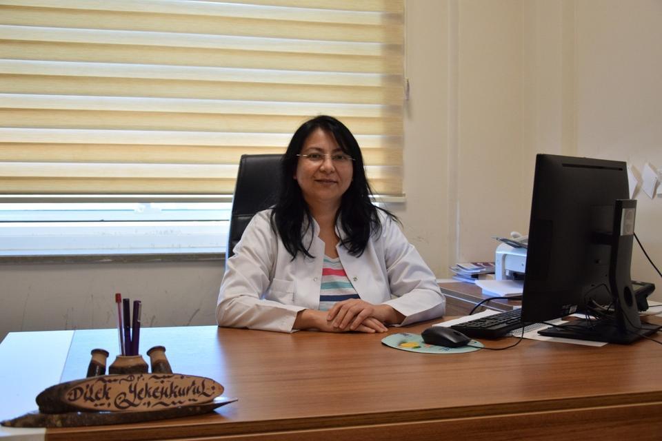 Dr. Dilek Yekenkurul, dünya genelinde uygulanan bağışıklama programları ile her yıl 2,5 milyon çocuk ölümünün önlendiğini söyledi.
Düzce Üniversitesi Tıp Fakültesi Dahili Tıp Bilimleri Bölümü Enfeksiyon Hastalıkları Anabilim Dalı Dr. Öğretim Üyesi Dilek Yekenkurul, aşının toplum ve insan sağlığı için önemini anlattı. Aşıyı; “İnsan vücuduna verildiğinde bağışıklık oluşturarak o mikroorganizmayı tanımasını ve ona karşı koruyucu yanıt oluşturmasını, sonrasında da o hastalığa karşı korunmasını sağlayan bir çeşit ilaçtır. Aşılar gücü azaltılmış ya da öldürülmüş mikroorganizmaların kendisinden veya sadece bir bölümünden hazırlanan bir maddedir” şeklinde tanımlayan Dr. Dilek Yekenkurul, aşının onlarca bulaşıcı hastalığı önlemeye katkı sağladığını vurguladı.

Güvenli ve etkili
Aşının, 20’den fazla bulaşıcı hastalığı önlemek için çevre sağlığı hizmetlerinden sonra, en güvenli ve etkili koruyucu sağlık hizmeti olduğunu vurgulayan Öğretim Üyesi Yekenkurul, “Çiçek hastalığı gibi bazı hastalıklar etkin ve yüksek oranda aşılama ile yok edilmiştir. Ülkemizde de 1930’da çiçek aşısı, 1937’de difteri ve boğmaca aşısı, 1952’de verem aşısı, 1963’te çocuk felci aşısı, 1968’de tetanoz aşısı ve 1970’te kızamık aşısı yapılmaya başlanmıştır. İlk yıllarda yüksek oranda yapılmamasına rağmen birçok insanın hayatı kurtulmuş, bazı salgınlar aşılar sayesinde durdurulmuştur. Ülkemizde şuan çocuklarımıza verem, difteri, boğmaca, tetanoz, çocuk felci, hepatit B, hepatit A, kızamık, kızamıkçık, kabakulak, suçiçeği, pnömokok ve hemophilus influenza tip B gibi menenjit ve zatürre aşıları olmak üzere toplam 13 hastalığa karşı aşı yapılmaktadır. Bunların dışında kuduz, zona, HPV, meningokok, influenza (grip), COVID-19, tifo, sarıhumma, japon ensefaliti (beyin enfeksiyonu) ve kolera gibi aşılar bazı risk gruplarına önerdiğimiz diğer aşılardır” dedi.

Her yıl 2,5 milyon çocuk ölümünü önlüyor
Dünya genelinde uygulanan bağışıklama programları ile her yıl 2,5 milyon çocuk ölümünün önlendiğinin bildirildiğini ifade eden Yekenkurul, “Aşıların genel özelliği koruyuculuğunun yüksek olmasıdır. Ancak şunu unutmamak gerekir; her aşının koruyuculuğu yüzde yüz değildir. Bu yüzden tüm toplumu aşılamak daha önemli hale gelir. Ayrıca koruyuculuğu yüzde yüze yakın birçok aşı vardır. Aşıların bir özelliği de hastalık seyrinde hafifletici etki yapmasıdır. Örneğin aşı hastalık bulaşmasına engel olmasa dahi, aşılı bir insan da söz konusu olan hastalık daha hafif, aşısız insanda daha ağır hatta bazen ölümcül seyredebilir. Bunu yaşadığımız bazı salgınlarda bizzat kendimiz gördük. Dünya genelinde de bu konuyla ilgili yapılmış birçok çalışma mevcut” ifadelerini kullandı.

Aşı yaptıran kişi toplum sağlığını da korumuş olur
Teknolojinin ilerlemesiyle birlikte aşı çalışmalarının daha güvenilir şekilde yürütüldüğünü söyleyen Dilek Yekenkurul, “Tabi ki her ilaç gibi aşının da yan etkileri veya alerji riski vardır, ama nasıl ki bir ilacı mecbur olduğumuz için bu riskleri göze alıp kullanıyorsak aşıyı da böyle düşünmeliyiz. Hatta aşının daha geniş bir etkisi vardır. Örneğin bir insan aşı yaptırdığı zaman sadece kendisini korumaz. Aşılar bulaşıcı hastalıklara yönelik yapılır ve aşı yaptıran kişi o hastalığı geçirmeyeceği için bulaştırıcı kaynak da olmayacaktır; böylelikle etrafındaki insanları yani toplumu da korumuş olur. Hatta aşılar bazen bir salgının bile önüne geçebilir. Dünya Sağlık Örgütü’nün 1974’te küresel olarak başlatmış olduğu Genişletilmiş Bağışıklama Programı çerçevesinde, aşılanma oranı yüksek olan ülkelerde aşı ile önlenebilir hastalıkların görülme oranında ve ölüm oranlarında düşme görülmesi aşının en büyük kanıtıdır” diyerek sözlerini sonlandırdı. (İHA)