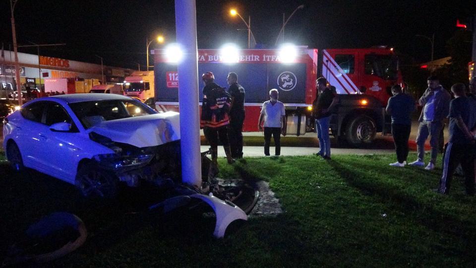 OTOMOBİL, TRAMBÜS DİREĞİNE ÇARPTI: YARALI SÜRÜCÜ AMBULANSTAN KAÇTI