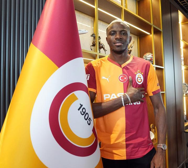 Galatasaray, Osimhen ile 4 yıllık sözleşme imzaladı