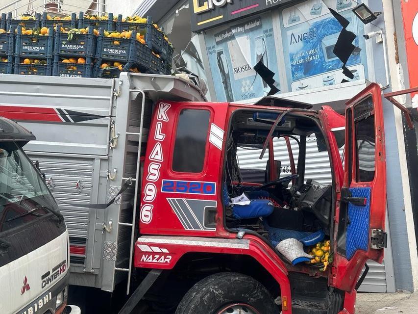FRENİ PATLAYAN KAMYON ÖNÜNE ALDIĞI ARACI SÜRÜKLEYEREK DÜKKANA GİRDİ: 2 YARALI KAZA ANI GÜVENLİK KAMERALARINA YANSIDI