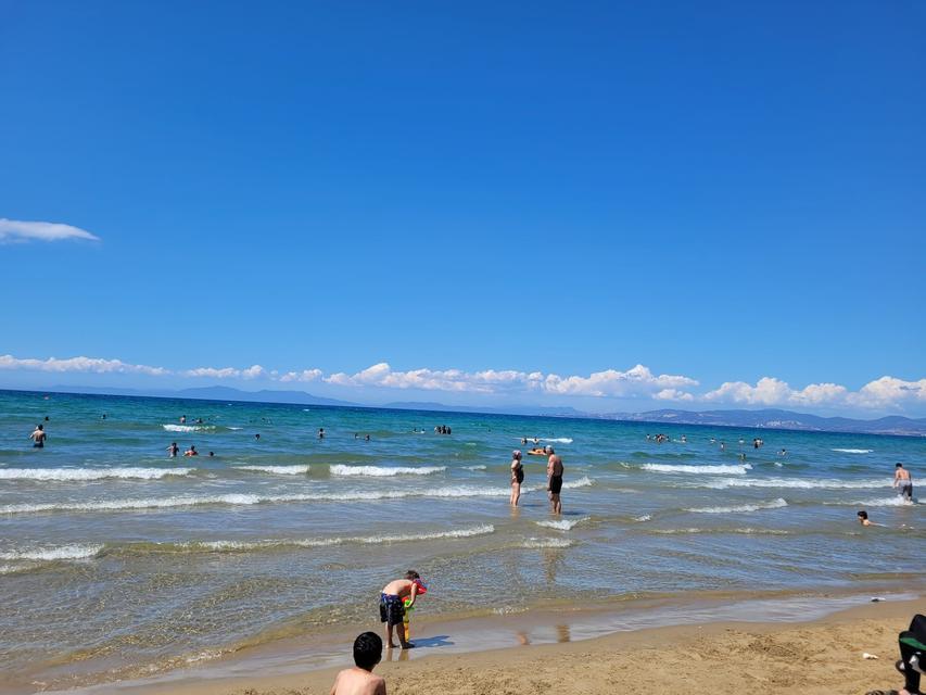 GÜNEŞLİ HAVA SAHİLLERİNİ DOLDURDU