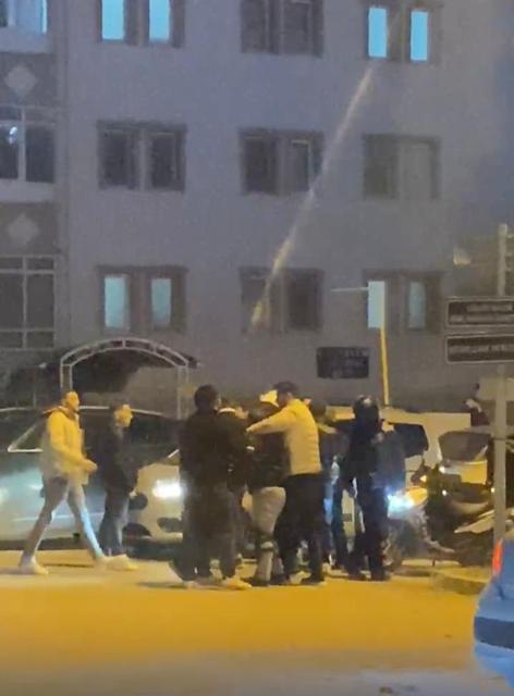 Trafikte tekmeli yumruklu kavga kamerada