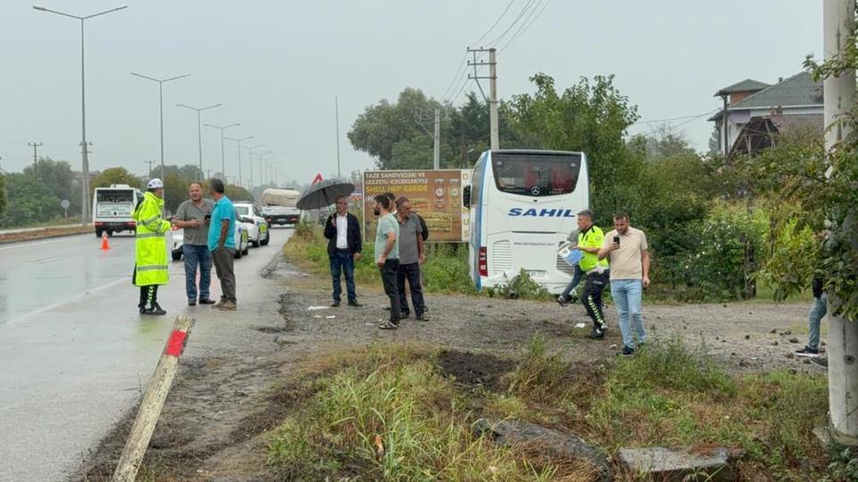 Yolcu otobüsü yol kenarında duranlara çarptı: 1 ölü, 1 yaralı