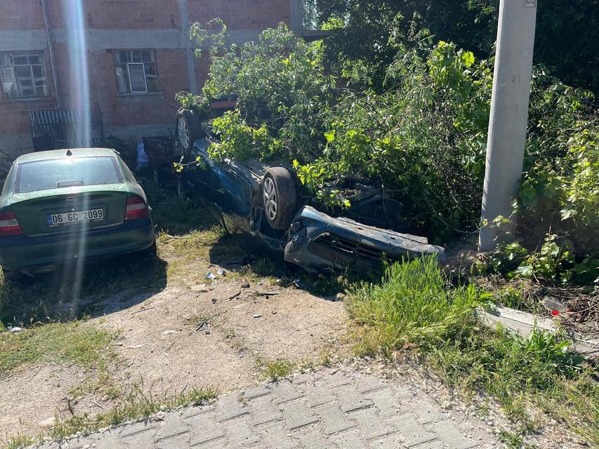 Bahçeye devrilen otomobilin sürücüsü yaralandı