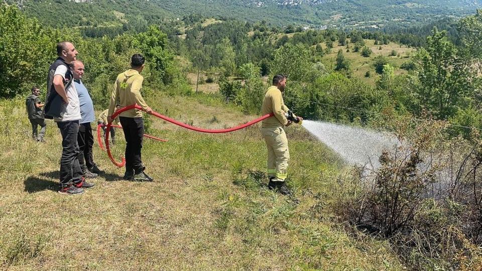 Kopan yüksek gerilim hattı teli yangına sebep oldu