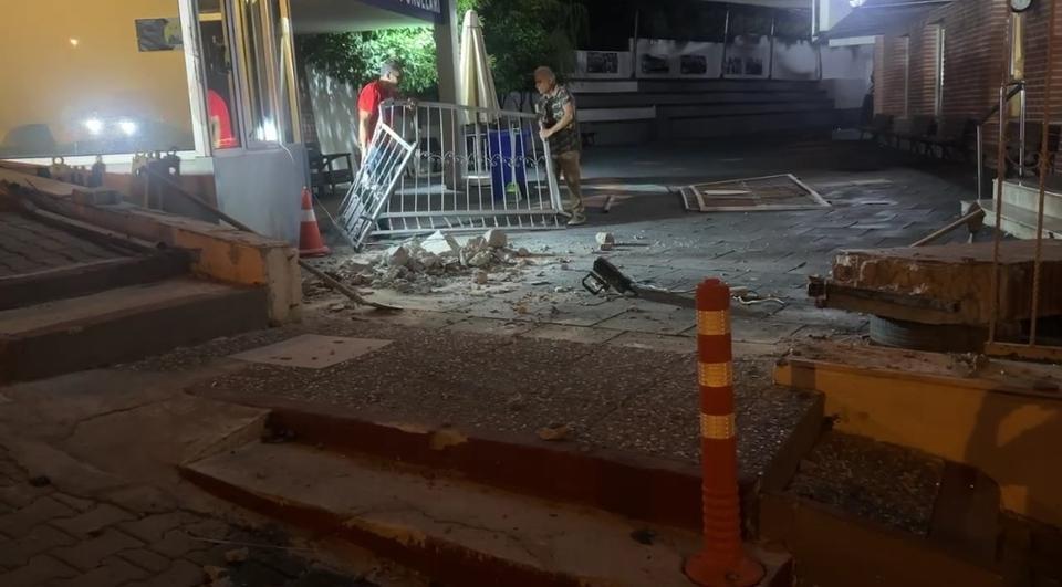 KONTROLDEN ÇIKAN ARAÇ OKUL KAPISINI KIRIP İÇERİ GİRDİ: 3 YARALI