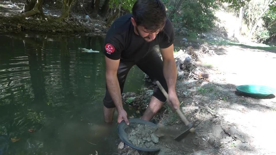 TÜRKİYE'DE ALTIN ÇOK ARAYAN YOK...DERELERDE HER GÜN 5 GRAM ALTIN ÇIKARIYORLAR ALTIN AVCISI TÜRKİYE'NİN DERELERİNDEN HER GÜN 5 GRAM ALTIN ÇIKARIYOR ALTIN ARARKEN KULLANDIĞI MAKİNEYİ GELİŞTİRDİ, ŞİMDİ DÜNYAYA İHRAÇ EDİYOR MESLEĞİNİ BIRAKIP ALTIN ARAMAYA YÖNELDİ: DÜNYAYI GEZİYOR, GÜNDE 5 GRAM ALTIN ÇIKARIYOR
