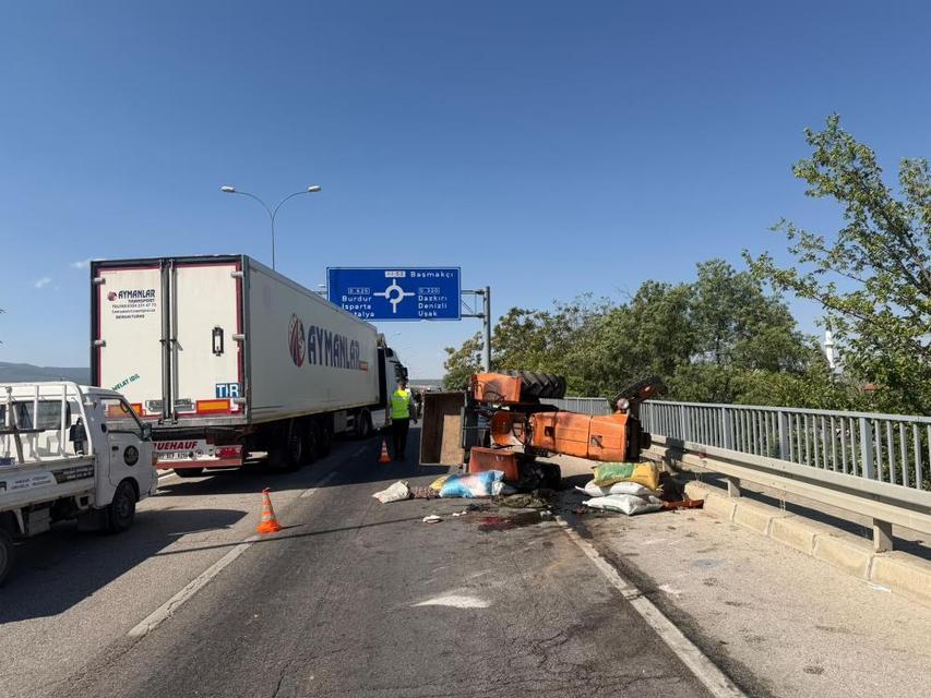 Aydın plakalı araçla çarpışan traktör devrildi! 1 ölü