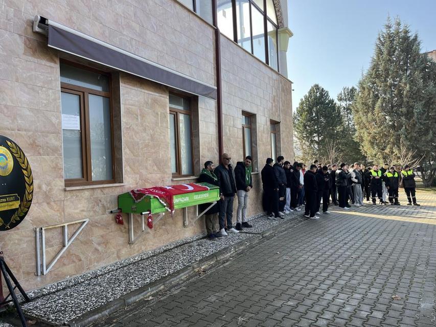 Askere gitmesine günler kalmıştı… Tabutuna “O Şimdi Asker” yazıldı