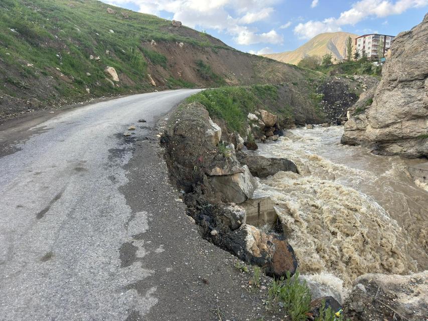 İki mahalleyi bağlayan yol çöktü