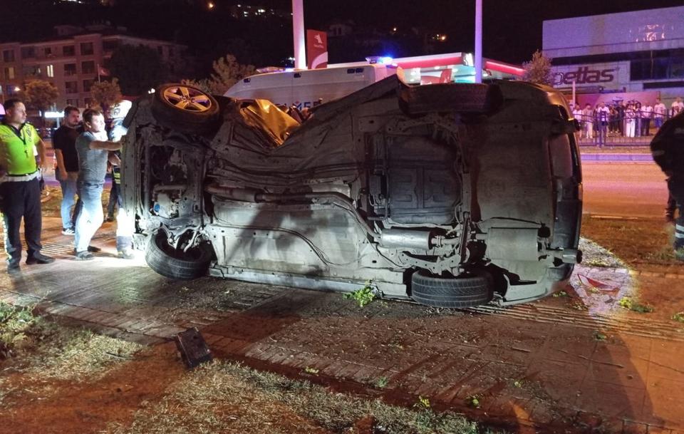 Otomobil çarptığı ağacı kökünden söktü: 2 yaralı