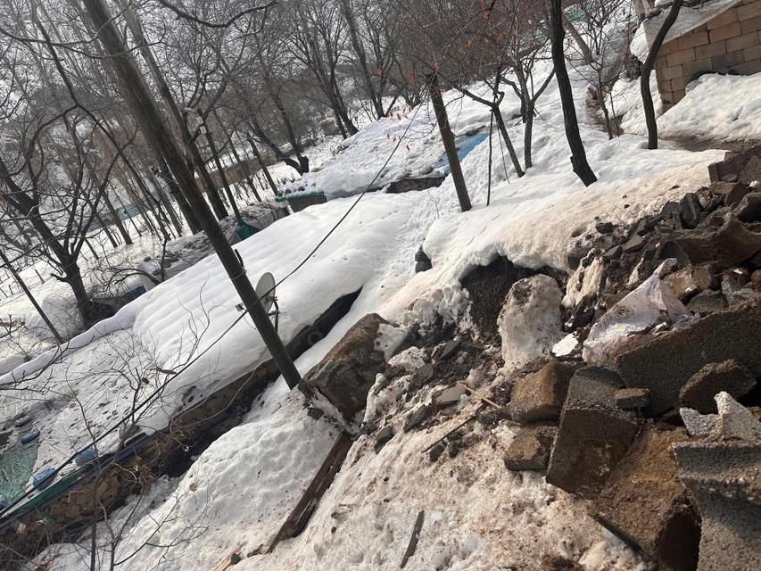 Evin üzerine kaya düştü