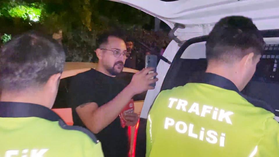 "Artistlik yapıyorum" dedi, kraker yiyip polise zor anlar yaşattı
