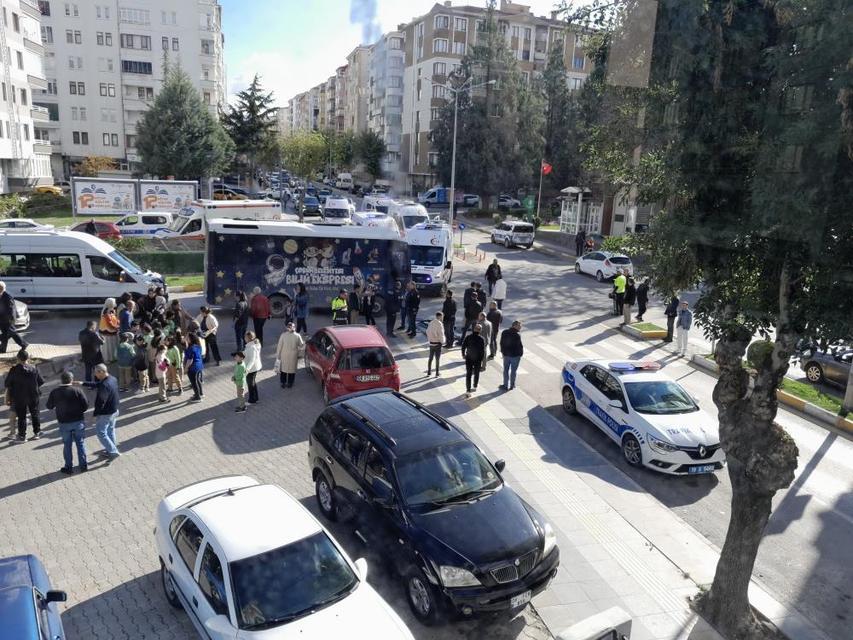 Halk otobüsü kamyona çarptı: 22 öğrenci yaralandı