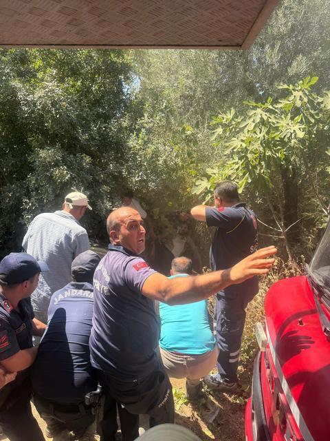 DEVRİLEN TRAKTÖRÜN ALTINDAKİ SÜRÜCÜYÜ İTFAİYE EKİPLERİ KURTARDI