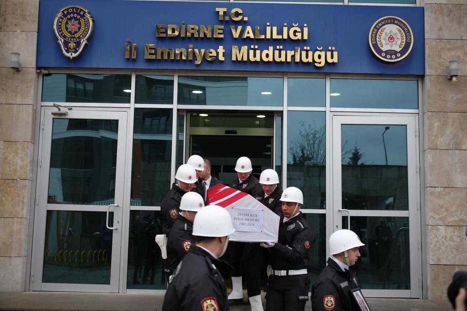 GÖREV ARKADAŞLARININ EN ZOR GÜNÜ: ÖLDÜRÜLEN POLİS ARKADAŞINI GÖZYAŞLARIYLA UĞURLADILAR MESLEKTAŞININ SİLAHIYLA VURULAN POLİS EDİRNE'DE TÖRENLE UĞURLANDI