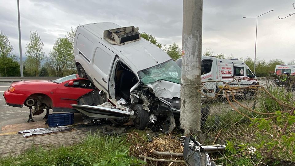 ALKOLLÜ SÜRÜCÜ TAMİRE BIRAKILAN OTOMOBİLİN ÜSTÜNE UÇTU: 3 YARALI