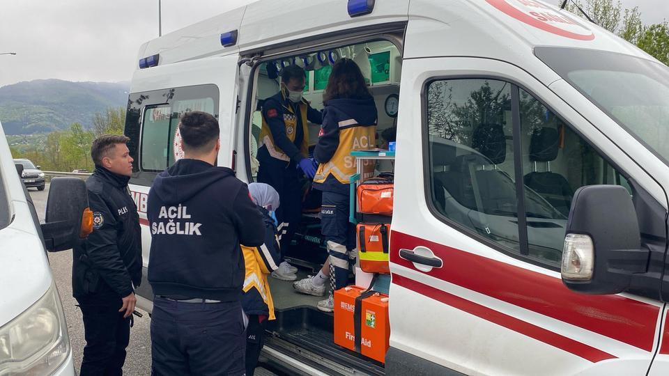ALKOLLÜ SÜRÜCÜ TAMİRE BIRAKILAN OTOMOBİLİN ÜSTÜNE UÇTU: 3 YARALI