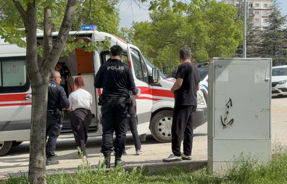 Erkek arkadaş kavgasında 3 kız bıçakla yaralandı