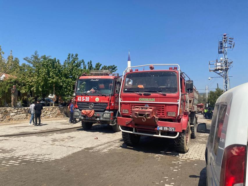 EVİNİ YANGINDAN KORUMAK İÇİN MÜCADELE EDERKEN KALP KRİZİ GEÇİRDİ