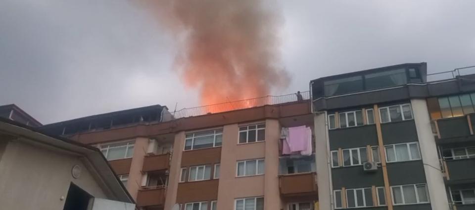 9 katlı binanın çatı katında korkutan yangın