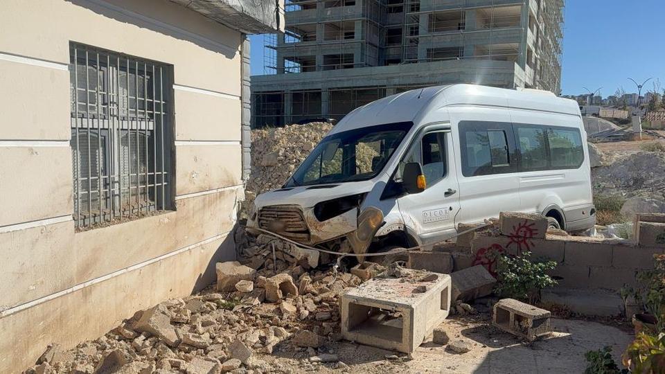 Kazadan kaçmaya çalışan servis eve çarptı: 3 yaralı