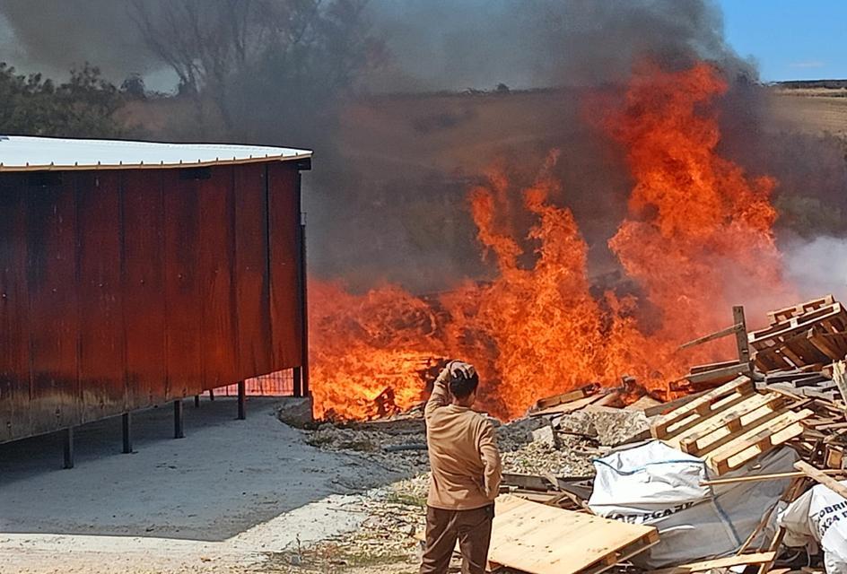 Fabrikadan alevler yükseldi