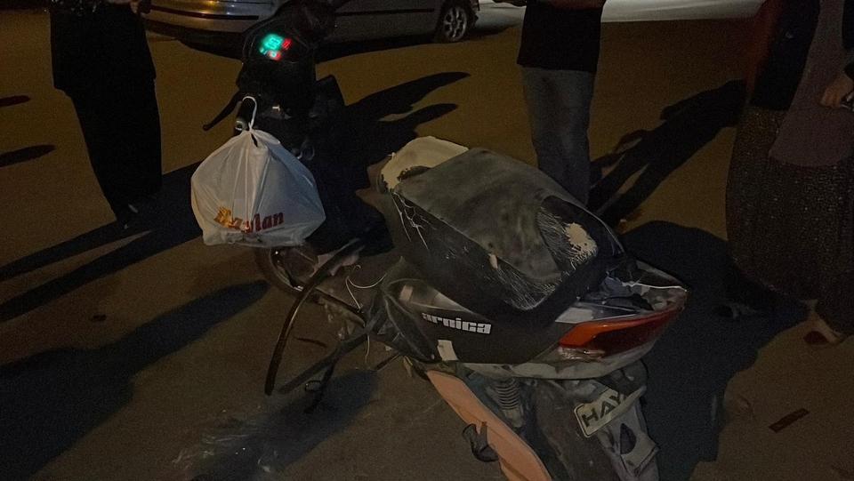 Otomobil elektrikli bisiklete çarptı