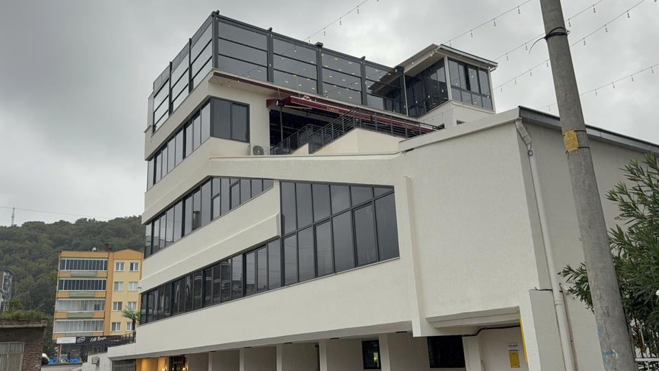 Restoranın yemek asansörü 4. kattan zemine düştü: Garson hayatını kaybetti