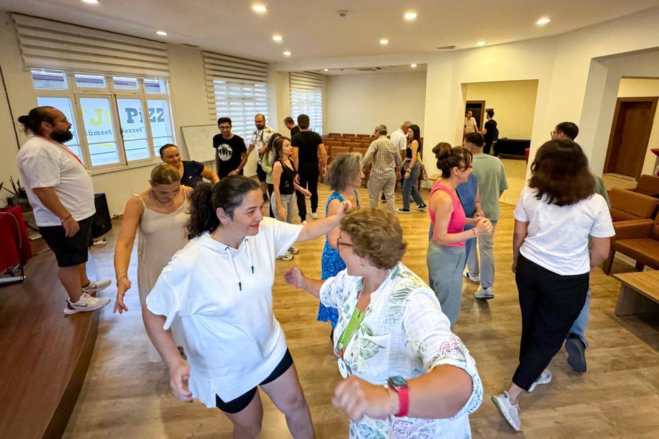 Her yaştan sanatsever bu kursta buluşuyor