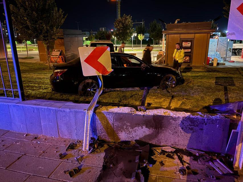 Kaldırımdan seken otomobil 1 metrelik duvarı aştı